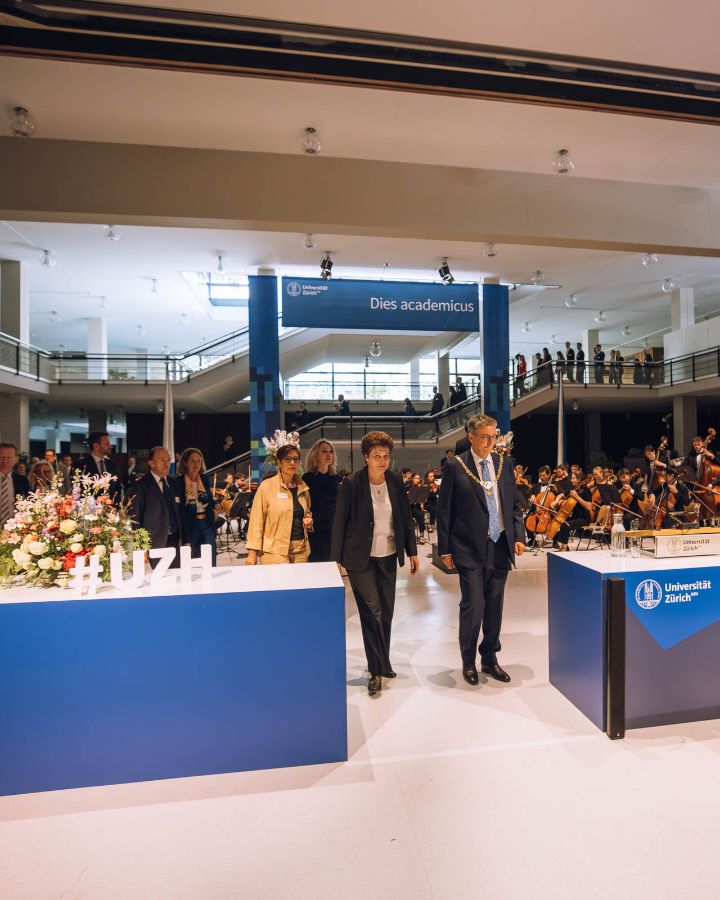 Der Dies academicus startet mit dem traditionellen Einzug, angeführt von Rektor Prof. Dr. Michael Schaepman und Regierungsrätin Dr. Silvia Steiner.